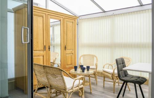 une chambre avec des chaises, une table et une fenêtre dans l'établissement Awesome Apartment In Pirou With Wifi, à Pirou