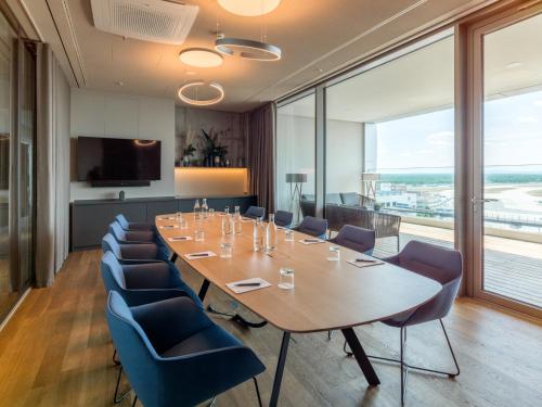 a conference room with a long table and chairs at b'mine Hotel Frankfurt Airport in Frankfurt/Main