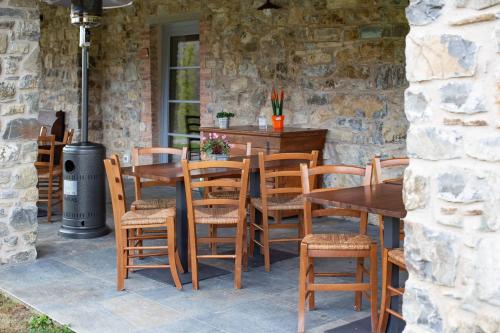a wooden table and chairs on a patio at Agriturismo I Giunchi in Mochignano