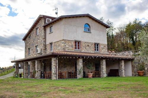 an old stone house on a grass field at Agriturismo I Giunchi in Mochignano