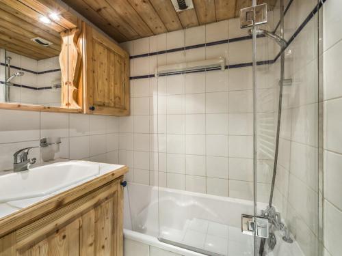 une salle de bain avec un lavabo et une douche dans l'établissement Appartement cosy avec piscine, spa et parking, au pied des pistes, 4 pers., Méribel Village. - FR-1-566-29, à Les Allues