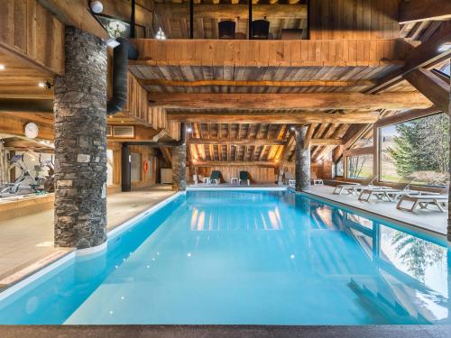 - une piscine intérieure dans une maison dotée de plafonds en bois dans l'établissement Appartement cosy avec piscine, spa et parking, au pied des pistes, 4 pers., Méribel Village. - FR-1-566-29, à Les Allues