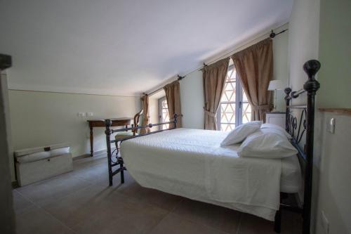 a bedroom with a bed and a large window at Agriturismo I Giunchi in Mochignano