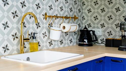 a kitchen counter with a sink and a counter top at Stone Hill Apartament Sunrise in Szklarska Poręba