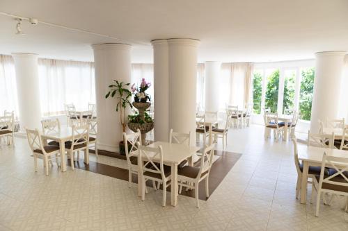 Reštaurácia alebo iné gastronomické zariadenie v ubytovaní Hotel Haromar