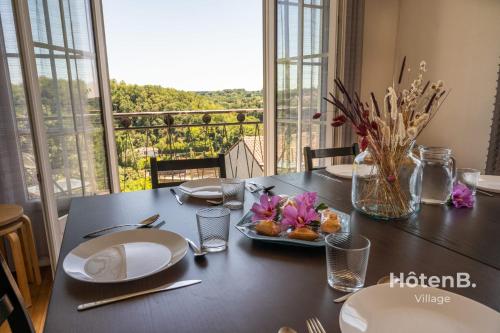 Czarny stół z talerzem jedzenia w obiekcie Large house close to city center Limoges w mieście Limoges