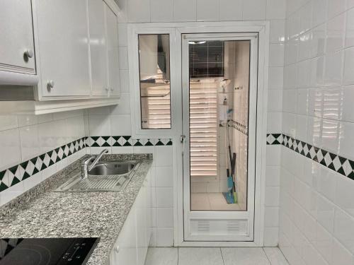 Kuchyň nebo kuchyňský kout v ubytování Alicante Golf Hoyo 18 4-6 Pax. piscina, wifi, parking privado.