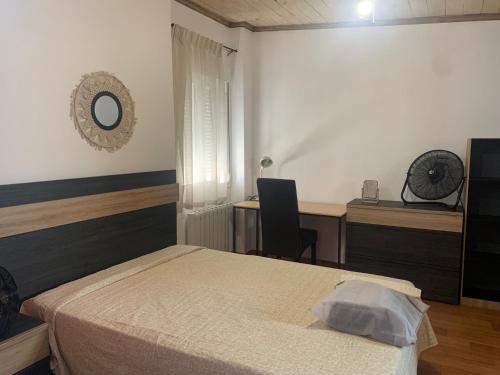 sypialnia z łóżkiem, biurkiem i krzesłem w obiekcie C/ Cartaya 11 w mieście Huelva