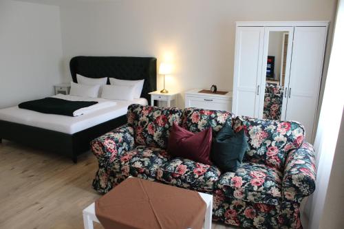 ein Wohnzimmer mit einer Couch und einem Bett in der Unterkunft City-Appartement 12.2. in Zwickau