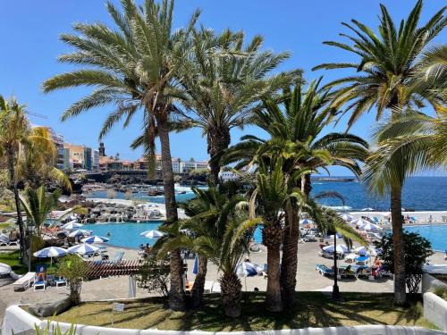 vue d'un complexe hôtelier avec des palmiers et une piscine dans l'établissement Club Apartments by Grupo Compostelana 5, à Puerto de la Cruz