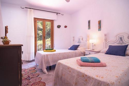 1 Schlafzimmer mit 2 Betten und einem Fenster in der Unterkunft la Granadella paradis Home in Jávea