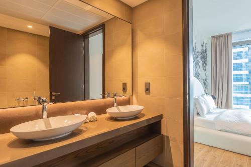 Koupelna v ubytování Desert Living Luxury Condo - Jumeirah Living Marina Gate