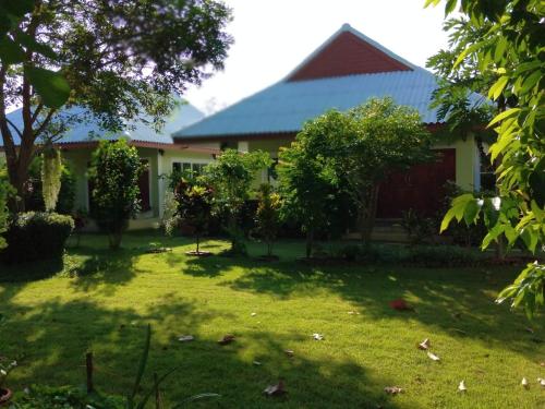 Taman di luar Ban Khan LeeMa