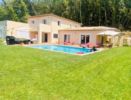 une maison avec une piscine dans une cour dans l'établissement Charmante villa avec piscine au calme, 6 personnes, à Roquefort-les-Pins