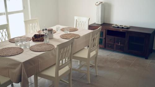 jadalnia ze stołem i krzesłami oraz kuchnia w obiekcie Villa Bella Luna with Pool - Puglia Mia Apartments w mieście Monopoli