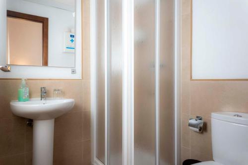 A bathroom at Lagar del Chorro junto Caminito del Rey Piscina y Baloncesto