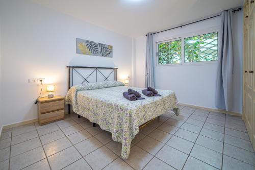 Schlafzimmer mit einem Bett und einem Fenster in der Unterkunft La Dorada en Rocas del Mar in Costa Del Silencio