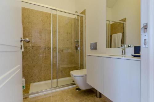 uma casa de banho com um chuveiro, um WC e um lavatório. em Light House Apartments - Casas da Baixa em Lisboa