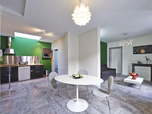 Kuchyň nebo kuchyňský kout v ubytování Appartements Rue Lemoine XXL