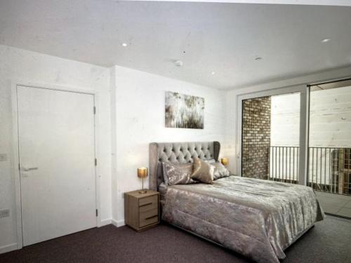 Gallery image of Luxury, Spacious, king size beds with parking in London