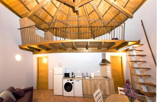 eine Küche mit einer Waschmaschine und einem Trockner unter einer Holzdecke in der Unterkunft Pallozas Turísticas Ridicodias - A Vieira in Laza
