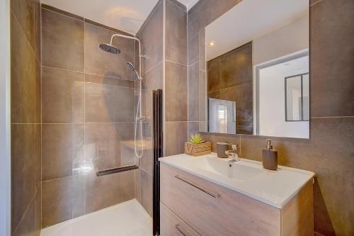 Ванная комната в Le Max et Leo - 600m plage - Verrière côte d'Azur