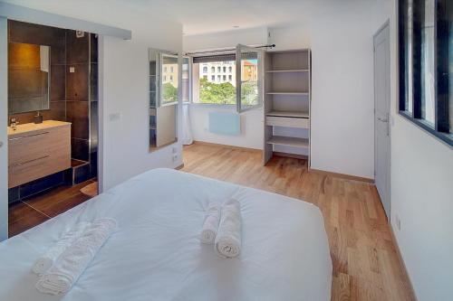 Кровать или кровати в номере Le Max et Leo - 600m plage - Verrière côte d'Azur