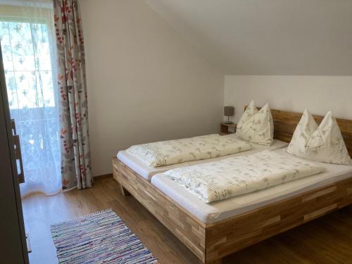 Ένα ή περισσότερα κρεβάτια σε δωμάτιο στο Landhaus Kogler