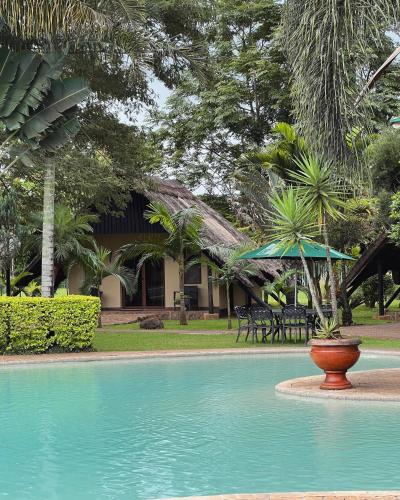 Der Swimmingpool an oder in der Nähe von Sandy's Creations Resort