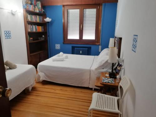 1 dormitorio con 2 camas, escritorio y ventana en Superviews, parking 24h vigilado incluido y Netflix en habitación independiente con baño privado en apartamento particular, Français&English, en Bilbao