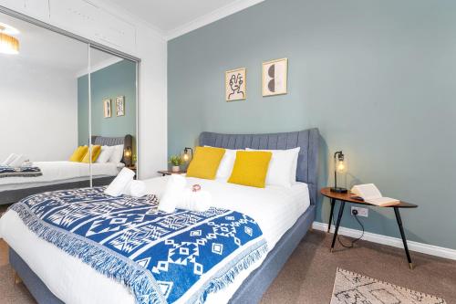 Cozy with Character Lovely Central Apartment tesisinde bir odada yatak veya yataklar