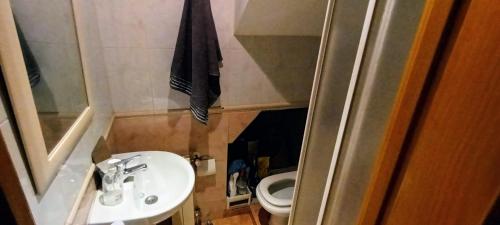 a small bathroom with a sink and a toilet at Habitación CDV in Madrid