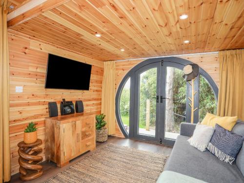TV a/nebo společenská místnost v ubytování The Hideaway Pod