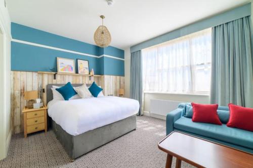 um quarto de hotel com uma cama e um sofá em Downs Hotel em Stanmer