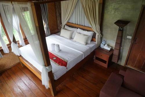 Postel nebo postele na pokoji v ubytování Vimarnkiri Resort