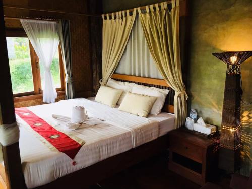 Postel nebo postele na pokoji v ubytování Vimarnkiri Resort