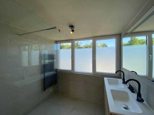 Een badkamer bij Dromen in de duinen by Droomvilla