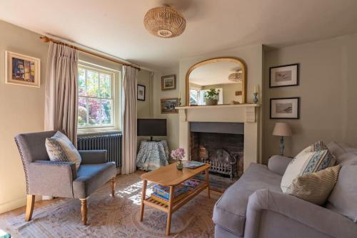 - un salon avec un canapé et une cheminée dans l'établissement The Cottage in the Clouds, à Marlborough