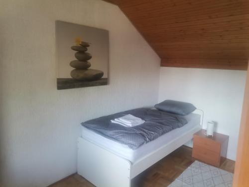 une chambre avec un lit et une pile de rochers dans l'établissement Apartman ŠIPA, à Bjelovar