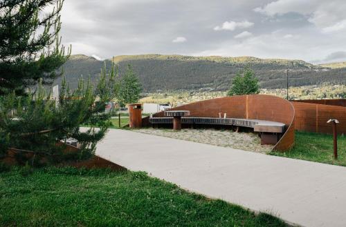 einen Skatepark mit einer Bank und Bergen im Hintergrund in der Unterkunft Thon Partner Hotel Vinstra in Vinstra