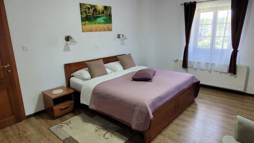Säng eller sängar i ett rum på B&B Plitvice Lakes Villa Prica