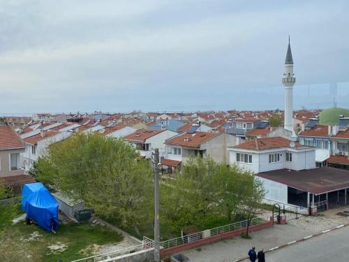 vistas a una ciudad con casas y una mezquita en çırpan apart otel, en Enez