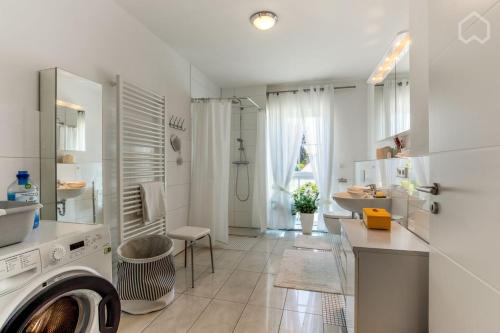 a bathroom with a washing machine in a room at Charmantes Loft Appartement in Haan