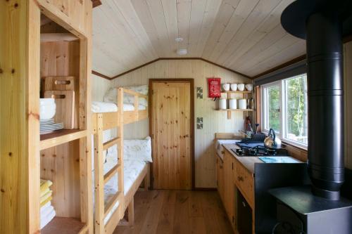 Kuchyň nebo kuchyňský kout v ubytování Riverwood Farms Shepherds Hut