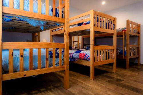 A bed or beds in a room at Lagar del Chorro junto Caminito del Rey Piscina y Baloncesto