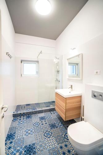 a bathroom with a toilet and a sink at Ono Aparthotel in Mamaia Sat/Năvodari