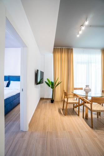 a living room with a table and a bed at Ono Aparthotel in Mamaia Sat/Năvodari