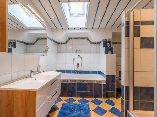 Un baño con bañera, lavabo y ducha. en Haus Agnes Daum, en Hippach