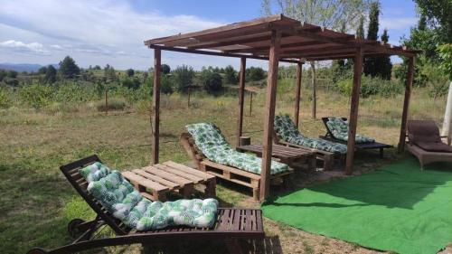 - un groupe de chaises assises sous un kiosque dans l'établissement Mas de León, à Cortes de Arenoso