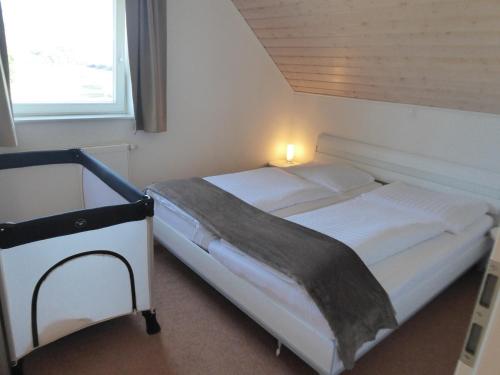 Een bed of bedden in een kamer bij Ferienhaus Haus am See - Nordhorn - a69832